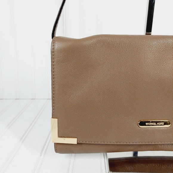 Michael Kors Beverly Leather Oversize Clutch Tan 0015 - Picture 3 of 16